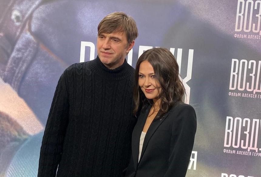 Вдовиченков и Лядова крепко держались за руки на премьере фильма в Москве