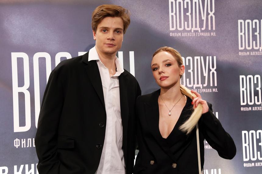 Внучка Талызиной появилась на премьере фильма вместе с возлюбленным