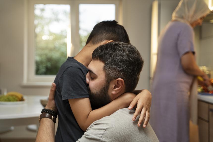 Отец рассказал о ссорах младшего сына с сестрой, которая вонзила нож в грудь мальчика