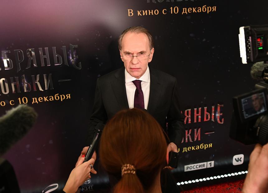 «Что с рукой?»: Алексей Гуськов пришел на премьеру с перебинтованными пальцами