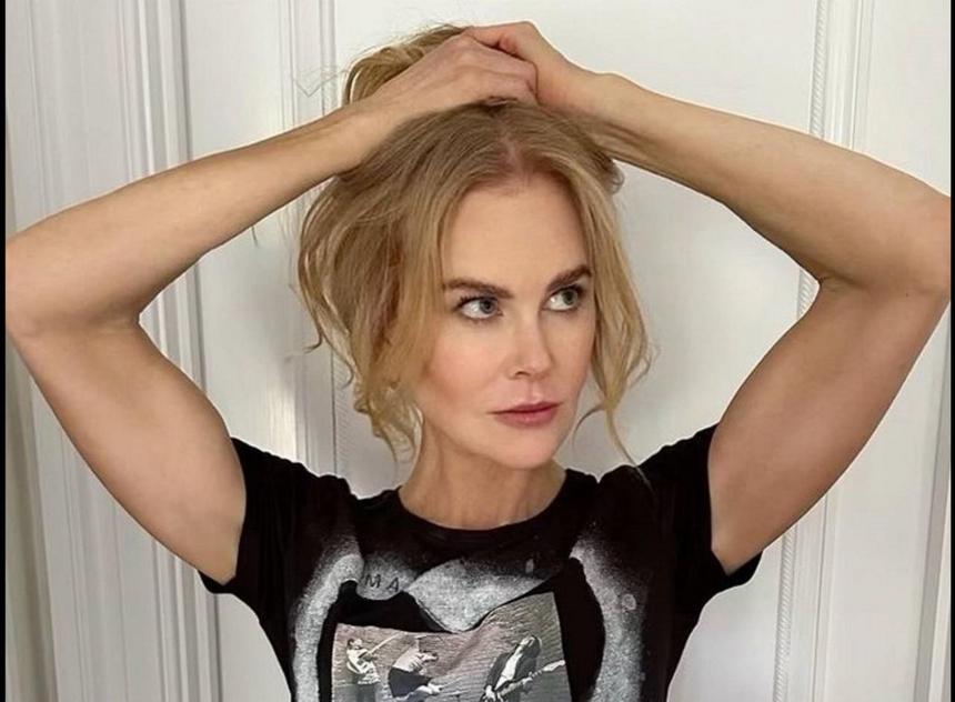 56-летняя актриса Николь Кидман появилась на премьере в откровенном платье