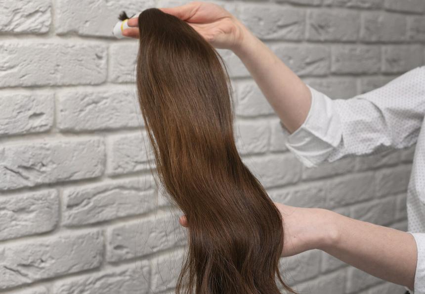 «Все еще привыкаю к этому»: телеведущая Николь Берли вышла в эфир без парика после химиотерапии