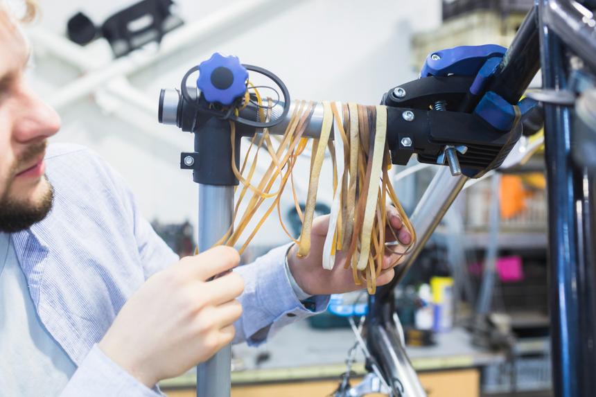 В Петербурге слесаря затянуло в станок на заводе по изготовлению протезов