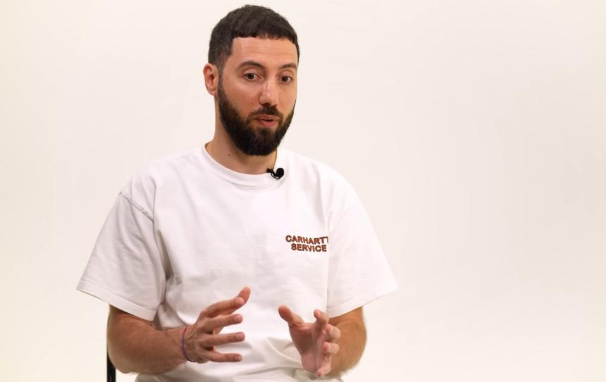 Сбежавший из России комик Романов рассказал об общении с Ургантом