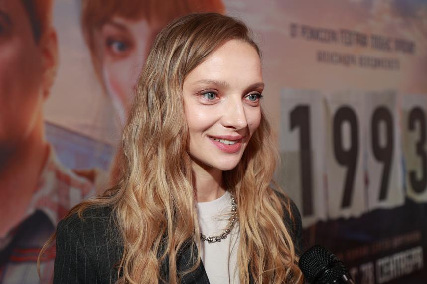 Схватила куртку и скрылась: Екатерина Вилкова сбежала от журналистов на премьере «Мастера и Маргариты»