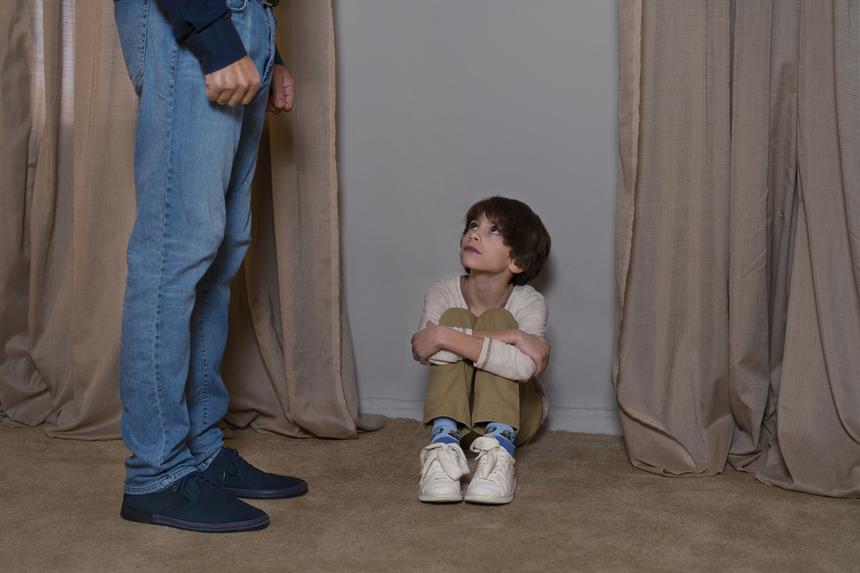 В Забайкалье мужчина едва не задушил 10-летнего ребенка на глазах у его матери