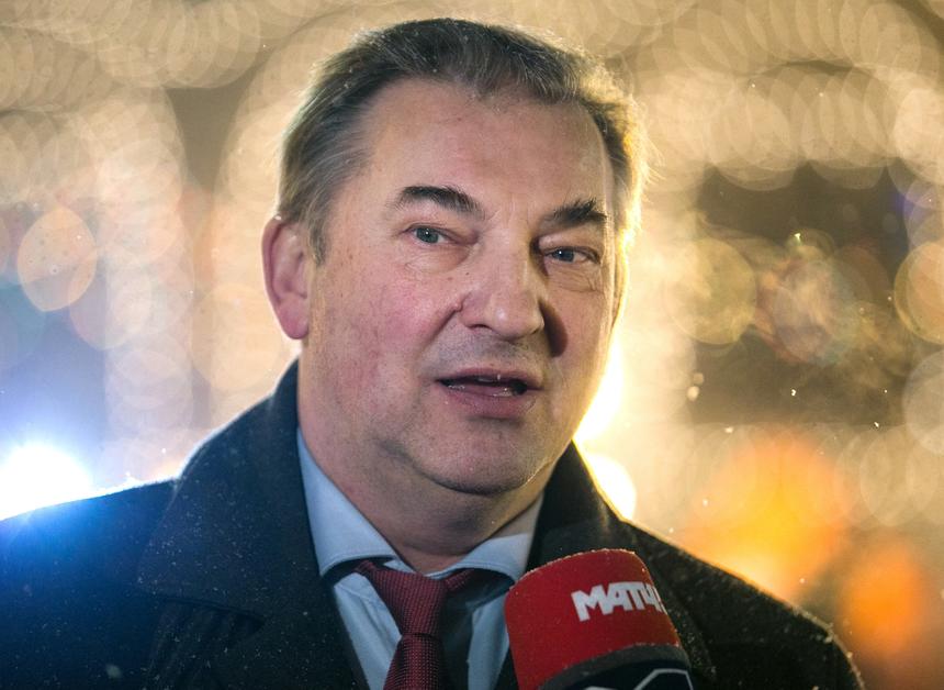 «Ножки подпилили»: Владислав Третьяк упал со стула во время заседания Госдумы