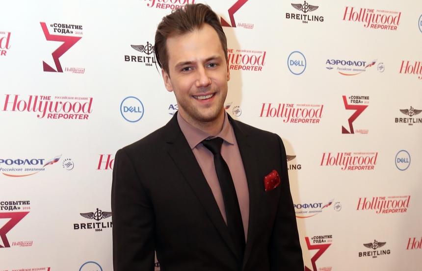 Актер Иван Жидков вместе с возлюбленной и сыном покинул Россию