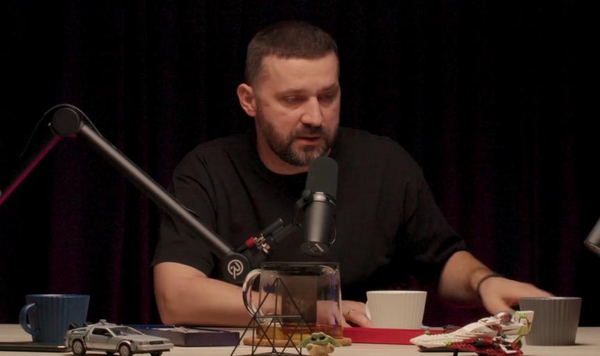 «Вообще ничего не получаю»: сбежавший из России комик Руслан Белый* пожаловался на нищету