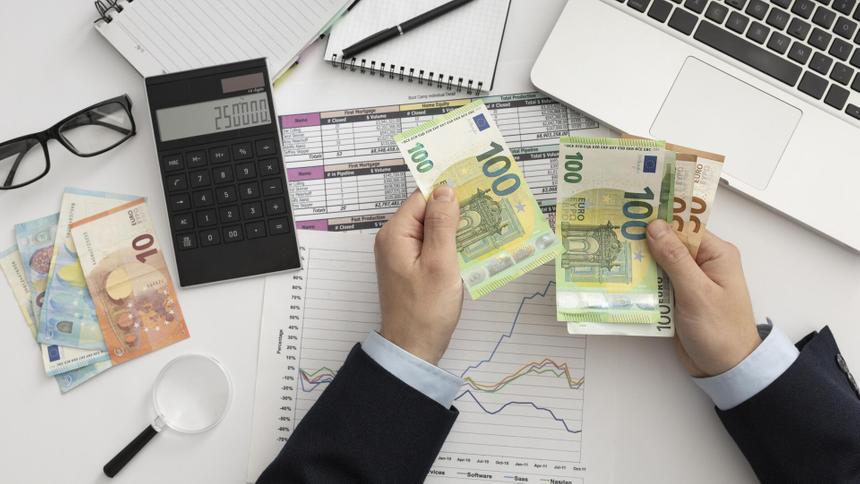 Кандидат наук и автор книг по экономике 10 лет отдавал деньги мошеннице