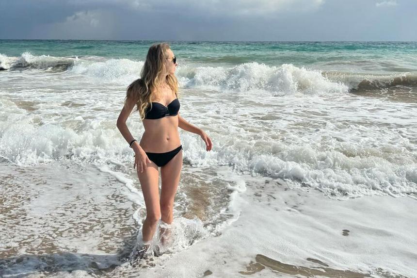 Звезда КВН показала стройную фигуру в купальнике на пляже