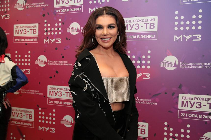 «Жена мафиози»: Анна Седокова повторила образ в стиле эстетики Mob wife