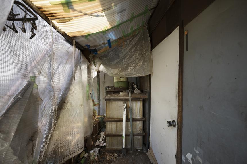 «Кричала по ночам, звала на помощь»: сын бросил мать в запертой квартире на полтора года