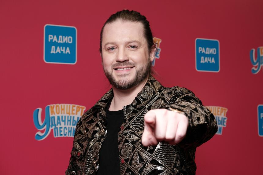 Певец Арсений Бородин признался, что готовится к свадьбе с возлюбленной