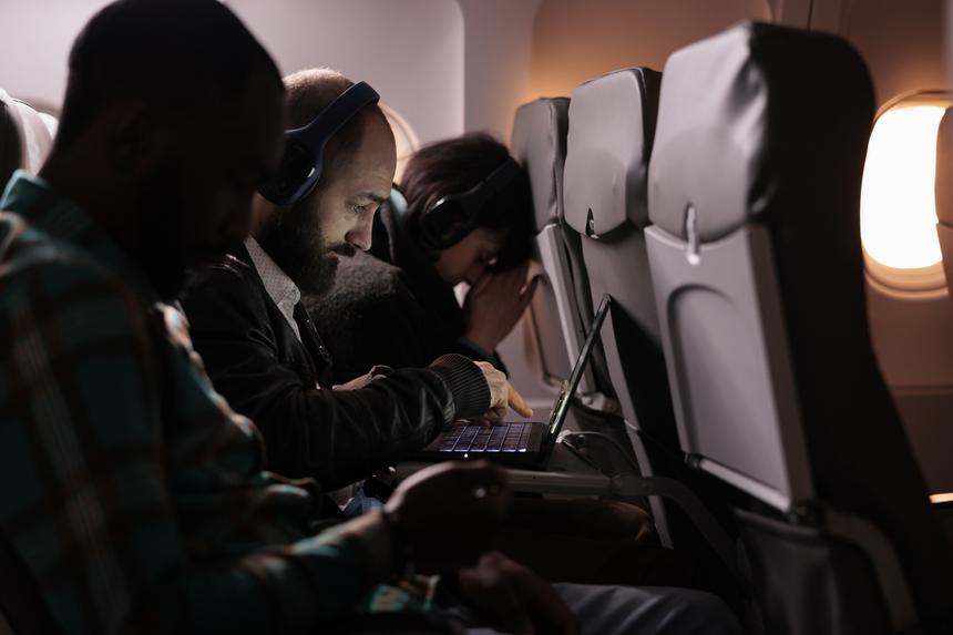 «Я тебя сейчас вырублю»: пьяный пассажир самолета задержал рейс своими выходками