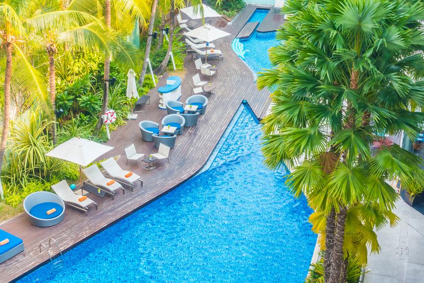 Тело жены продюсера «Убийц цветочной луны» Брэдли Томаса нашли в бассейне отеля