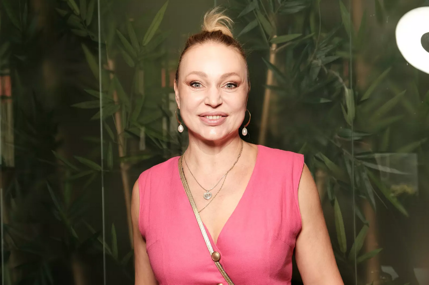 Алла Довлатова призналась, что ее мужу нельзя появляться на публике по контракту