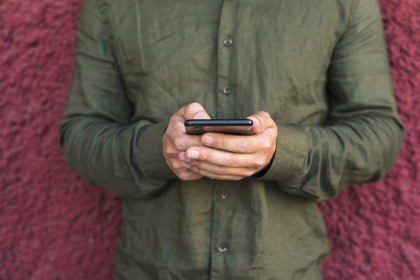 Мужчина отправил подруге фото голого сына и попал под статью