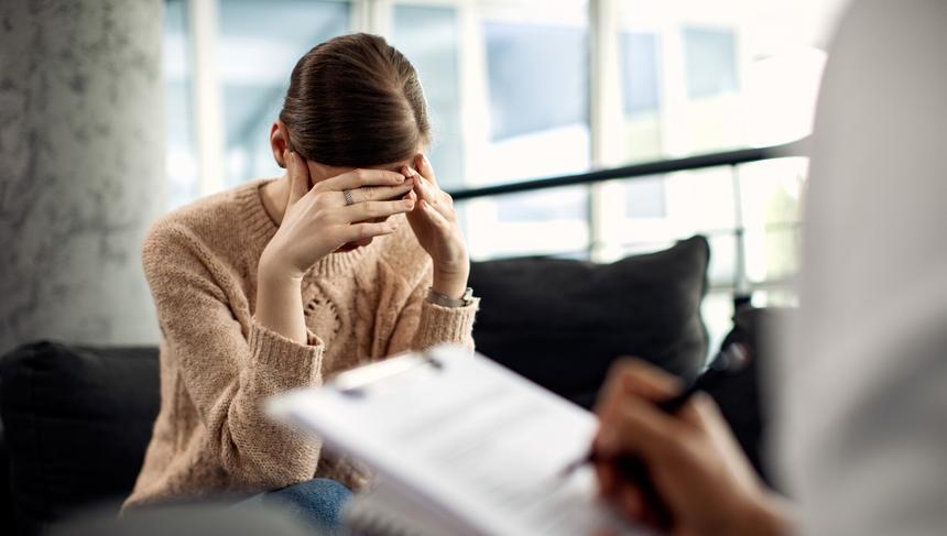 Превратила в ад жизнь целой многоэтажки: пенсионерка в эпатажных очках терроризирует соседей