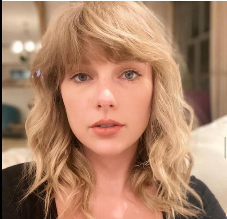 34-летняя певица Тейлор Свифт появилась на «Грэмми» в платье с обнаженными плечами