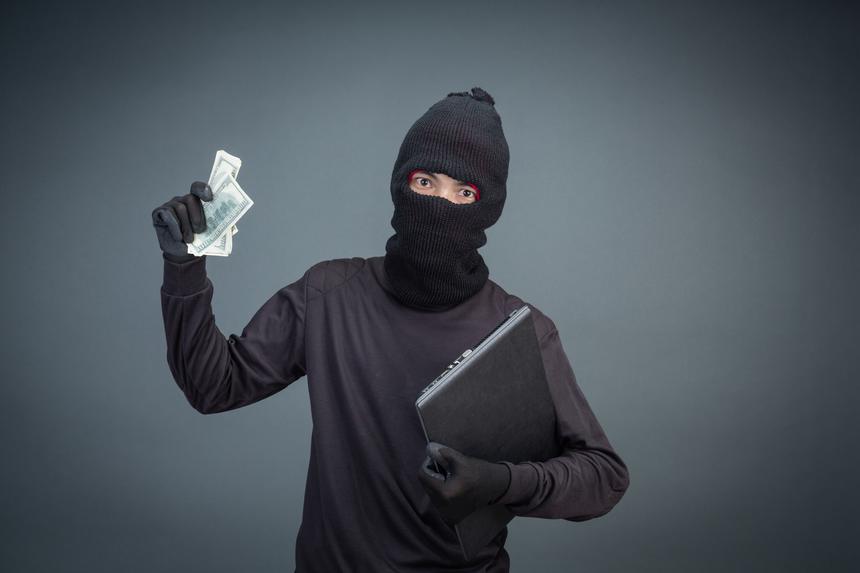 Россиянку связали скотчем и ограбили на 22 млн рублей