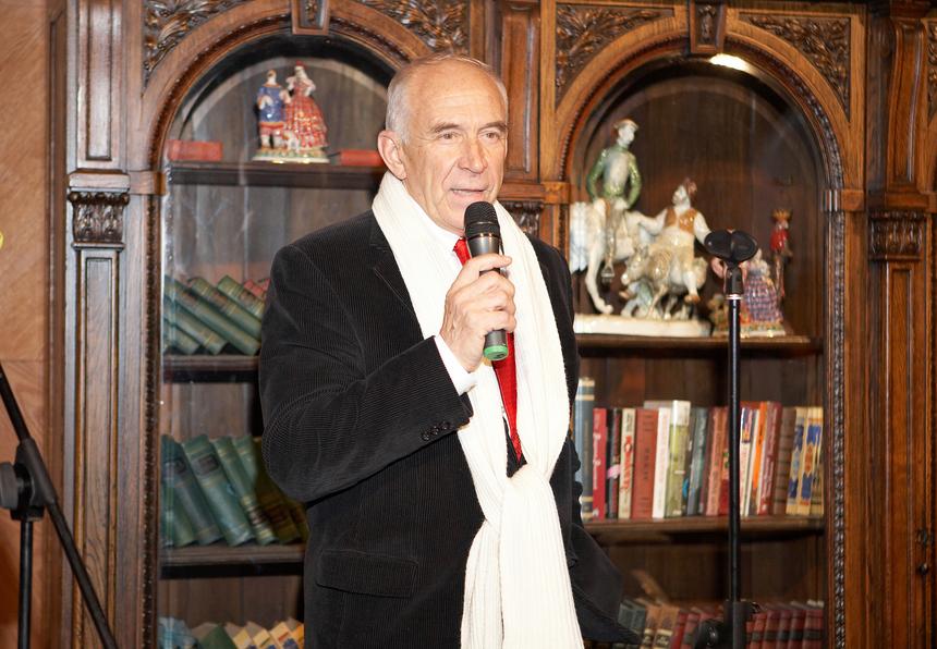 81-летний актер Александр Пашутин заявил, что колет ботокс и ходит в фитнес-клуб