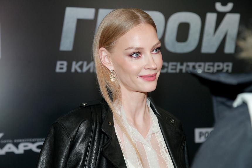 «Истинная красота не знает страха»: Светлана Ходченкова продемонстрировала фигуру на пилоне