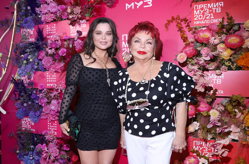 Певец Юлиан принял решение прокомментировать отъезд Наташи Королевой в США