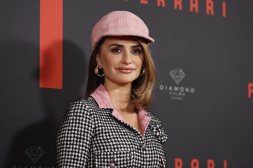 Пенелопа Крус появилась на публике в платье и кепке и столкнулась с критикой