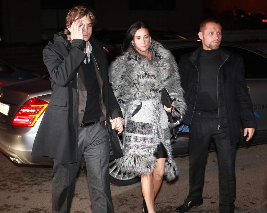 Вел 9-летнюю дочь на поводке: актер Эштон Катчер удивил поклонников