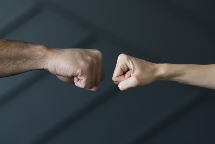 Не понравилась шапка одного из них: два пьяных мужчины избили подростка и его приятелей