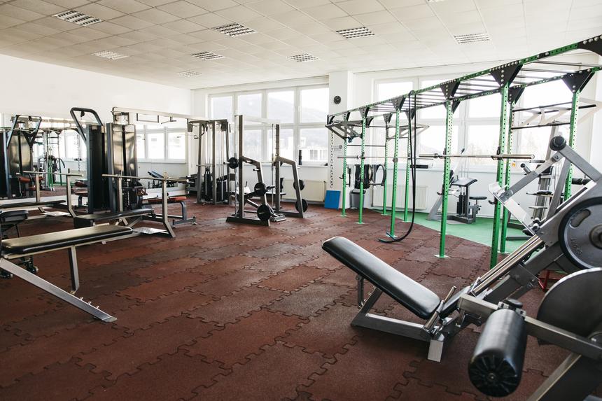 Громко охал и кряхтел: посетители фитнес-клуба устроили драку из-за замечания тренера