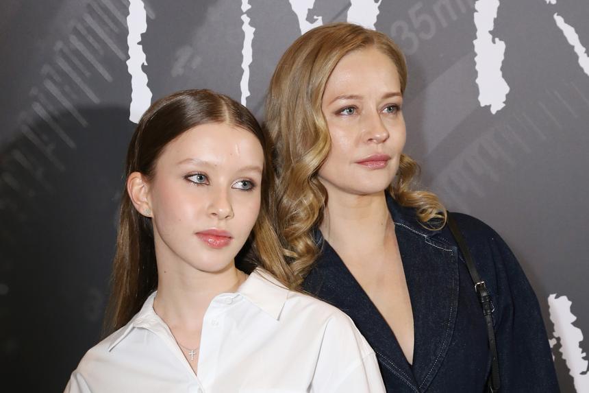 Анна Пересильд из «Слова пацана» спела на сцене хит Юрия Шатунова «Седая ночь»