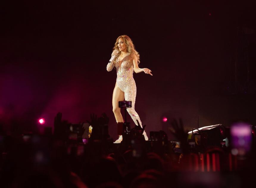 Дженнифер Лопес появилась на открытии отеля в Дубае в эффектном платье