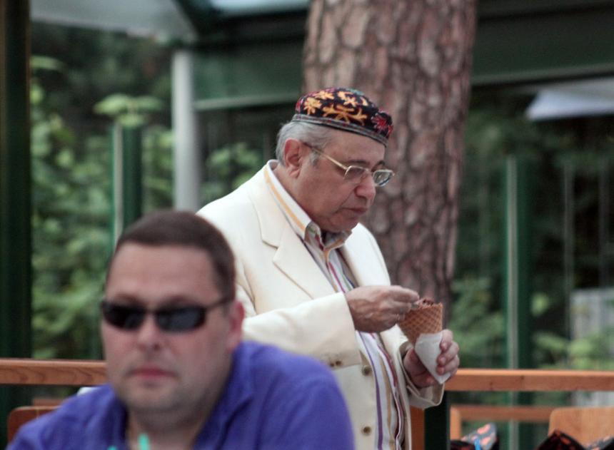 Перелом предплечья со смещением: какая операция предстоит юмористу Евгению Петросяну