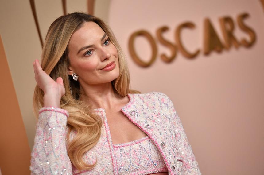 33-летняя актриса Марго Робби вышла в свет в сияющей короткой юбке