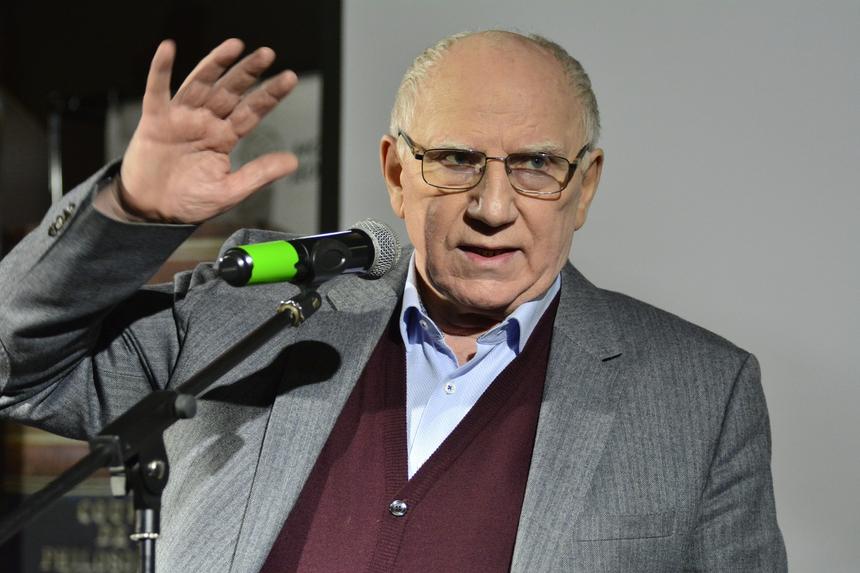 78-летнему актеру Валерию Баринову вызвали скорую после спектакля из-за падения на улице