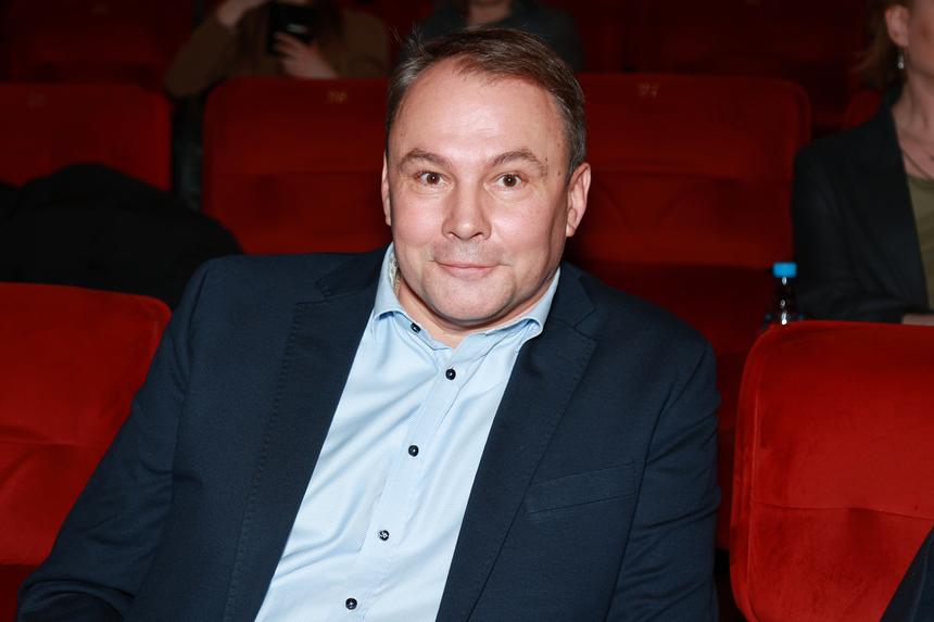 Телеведущий Петр Толстой впервые вышел в свет после смерти бывшей жены