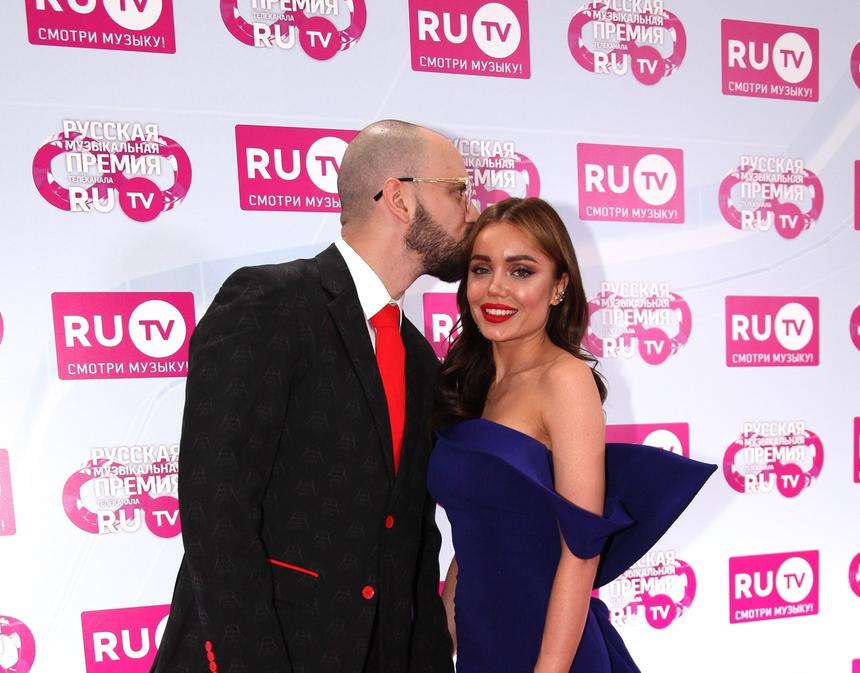 Родившая меньше месяца назад жена рэпера ST похвасталась стройной фигурой