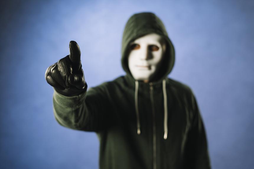 Группа людей в масках избила россиянина и угрожала отрезать ему ухо