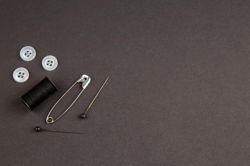 Острый предмет застрял в кишечнике: ребенок проглотил иглу, когда шил поделку