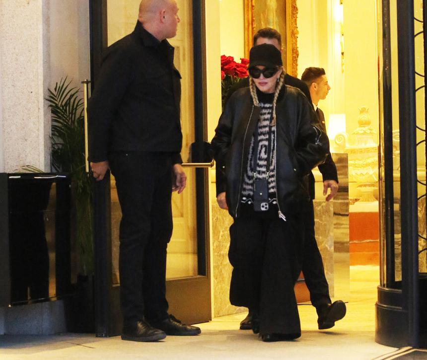 Танцор уронил 65-летнюю певицу Мадонну на концерте в Сиэтле