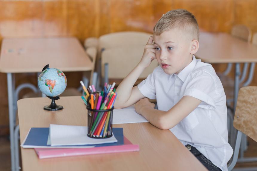 Стал молчуном: четвероклассник, которого соблазнила учительница из Ленобласти, вернулся в школу