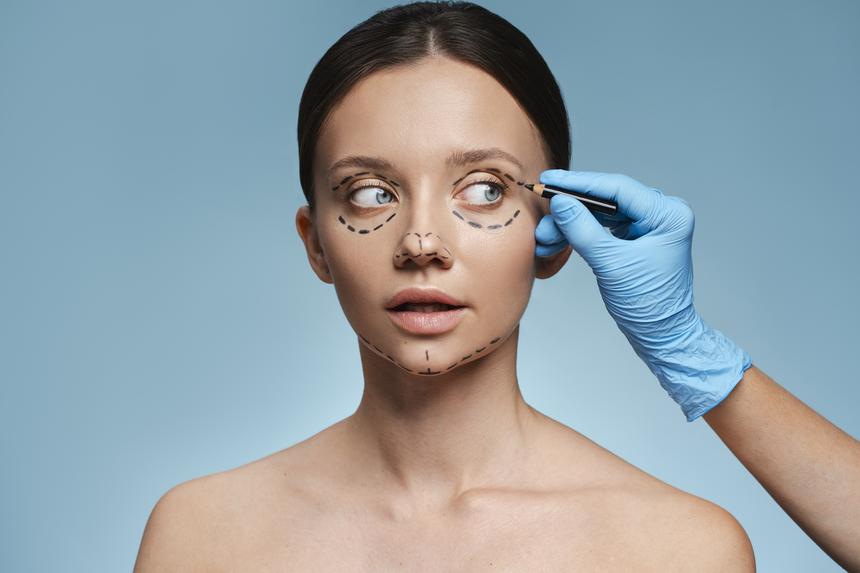 Рубцы и ухудшение зрения: чем опасен тренд в пластике «кошачий взгляд»