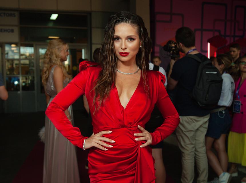 «Сесть за один стол»: певица Нюша захотела познакомиться с бывшей женой мужа