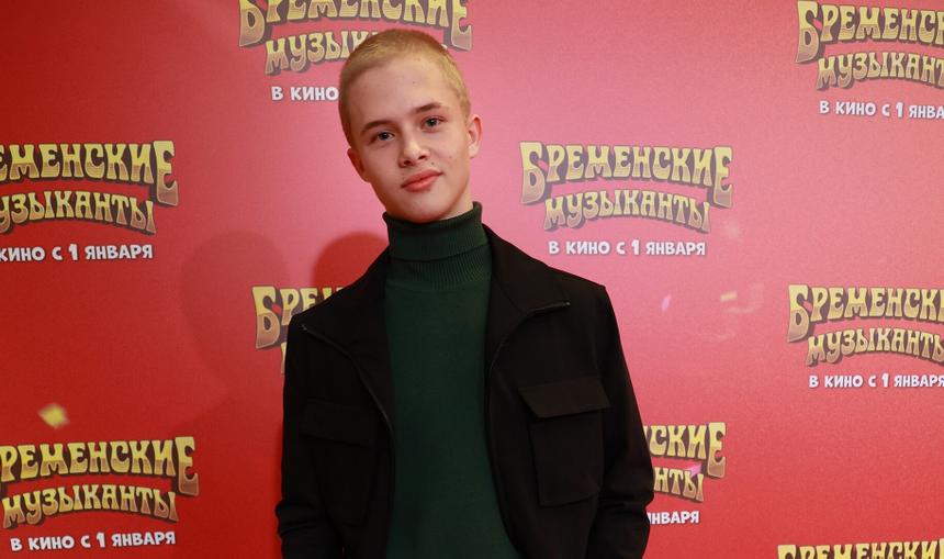 Сыгравший Пальто в «Слове пацана» Леон Кемстач объяснил, почему учится в Дубае