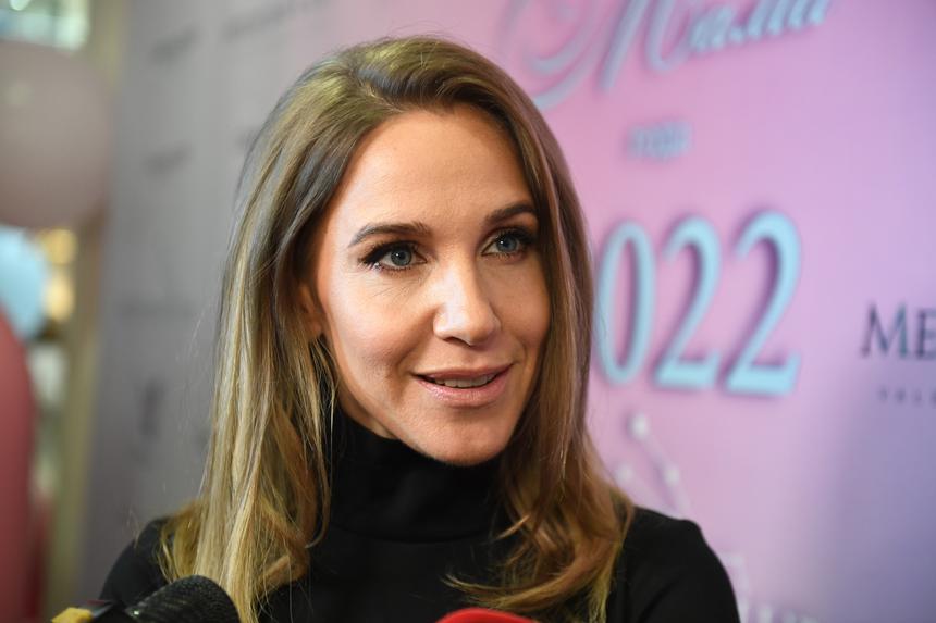 Певица Юлия Ковальчук вернулась с двумя дочерьми в Россию