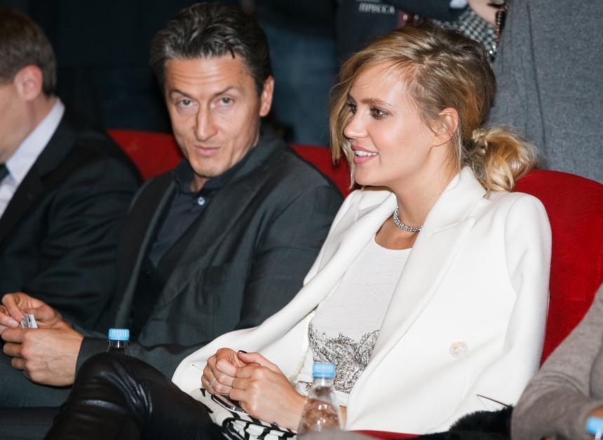 «Чувствую себя маленькой девочкой»: как изменились отношения Глюкозы с мужем за 17 лет