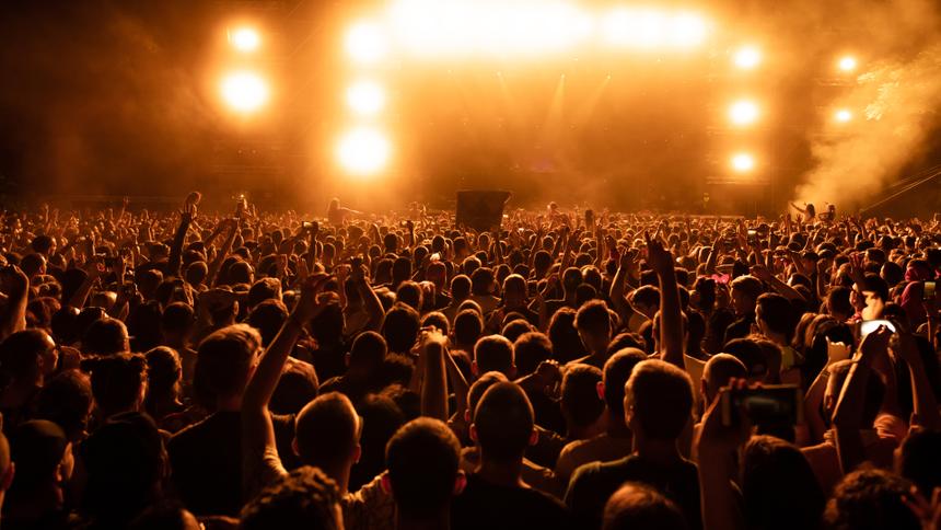 Школьнице пробили голову бутылкой на концерте в Москве