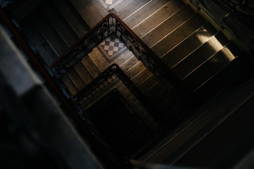 Российский школьник разбился насмерть, упав в лестничный проем с 6 этажа во время катания на перилах